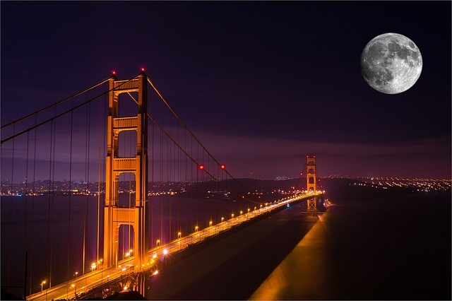 A lua cheia sobre a Ponte Golden Gate, autocaravana de aluguer em São Francisco, califórnia