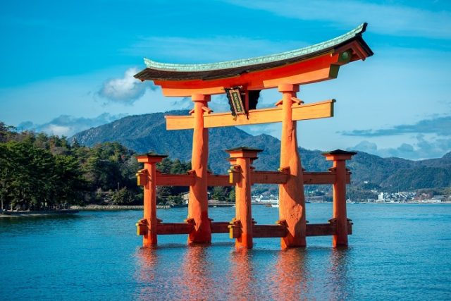 Santuário de Itsukushima perto de Hiroshima, Honshu, autocaravana de aluguer no Japão, Aluguer de caravanas, Aluguer de VR