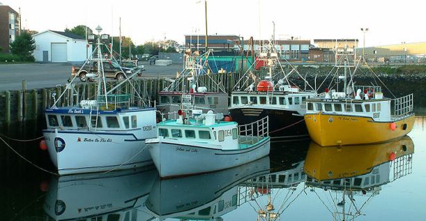 Barcos de pesca em Yarmouth Harbour, Nova Escócia, Autocaravana de Aluguer de Halifax, Canadá