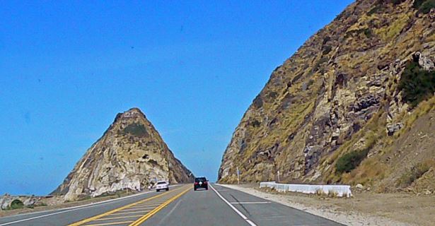 Estrada da costa do Pacífico em Mugu Rock, Loshleh, autocaravana de aluguer de Los Angeles, Califórnia, EU