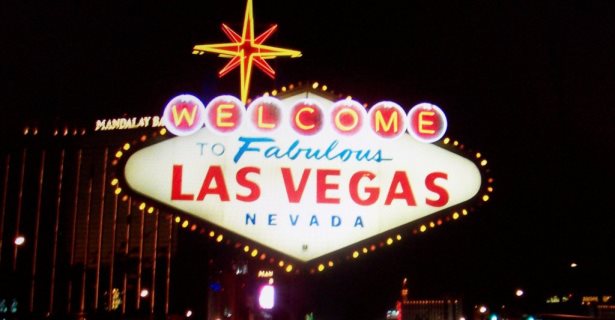 Sinal à noite de Las Vegas, Autocaravana de Aluguer de Las Vegas, Nevada EU Compare Trailer e Campervan de Aluguer