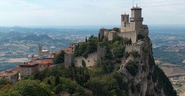 Castelo de São Marino, Autocaravana de aluguer em Rimini, Itália