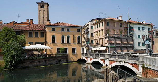 Ponte de San Martino sobre o rio Sile em Treviso, Autocaravana de aluguer em de Veneza, Itália