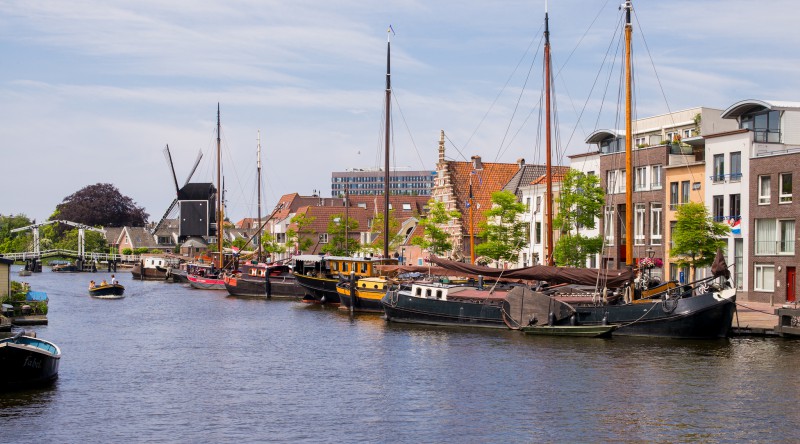 Barcos num canal em Leiden com moinho de vento, Holanda, Marken Village
