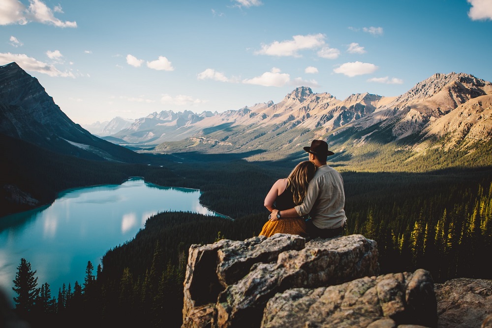 Couple looking over Peyto Lake in Banff National Park, Alberta, Canada