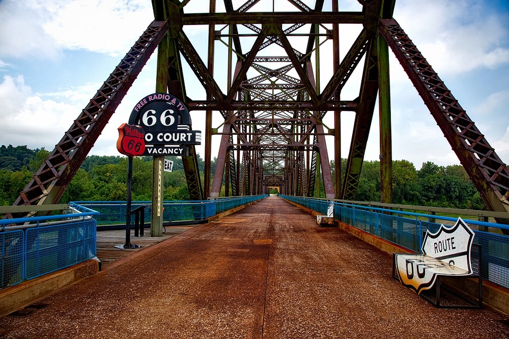 Chain of Rocks Bridge on Route 66