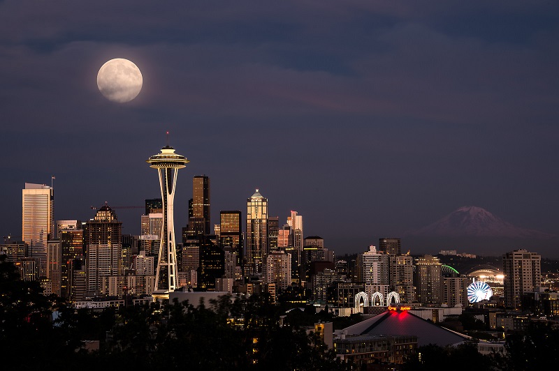 Trailer de Aluguer em Seattle, Washington, E.U. Compare Autocaravana e Campervan de Aluguer em Seattle: Lua Cheia sobre Seattle Space Needle E.U.