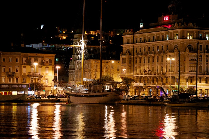 Porto Marítimo de Rijeka à noite na Croácia