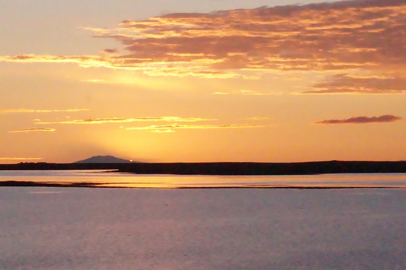 Viagem a conduzir no Círculo Golden da Islândia, sol da meia-noite
