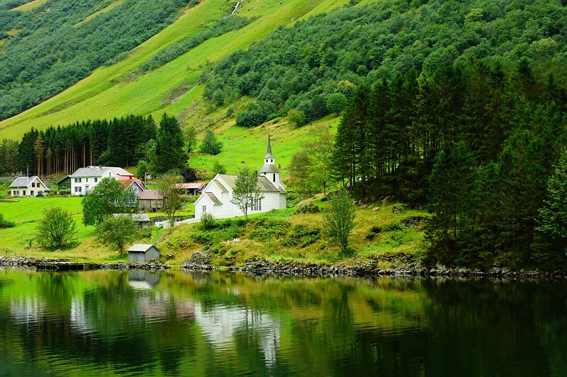 Fiordes do sul da Noruega, reflexões da aldeia
