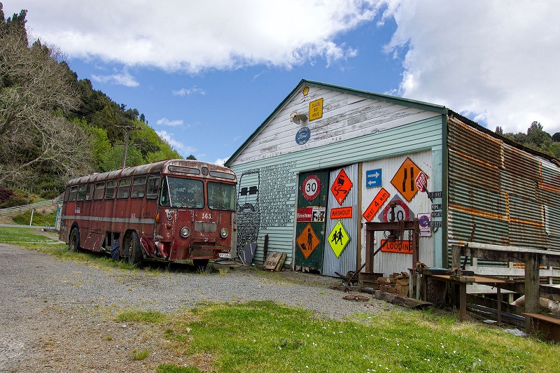 Estrada Forgotten World Nova Zelândia, edifício, autocarro