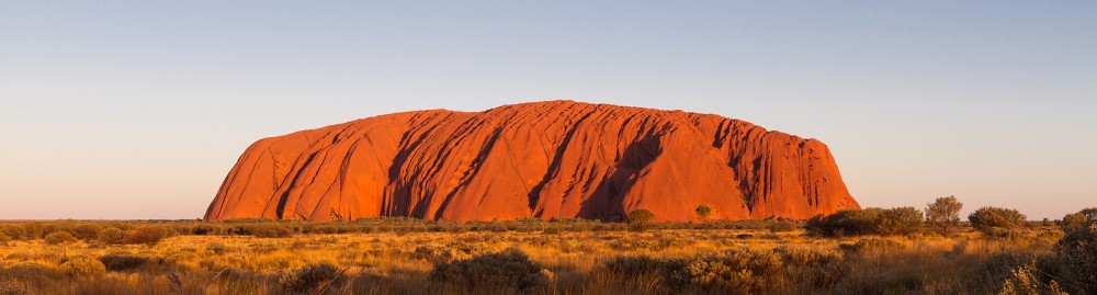 澳大利亚房车租赁 - 在线比较澳大利亚旅居车和露营车租赁价格 Uluru (Ayers Rock) in the Northern Territory at Sunset